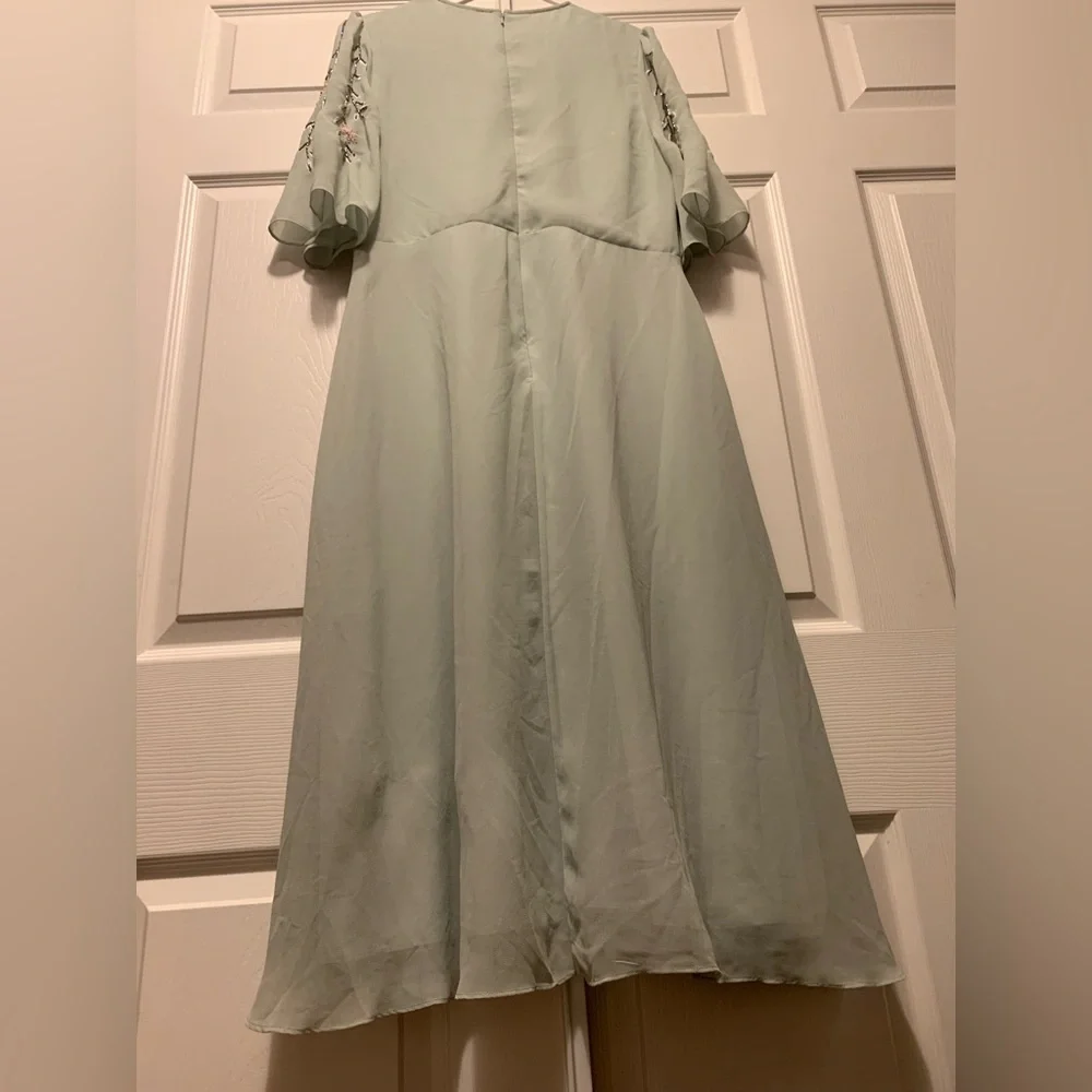 EUC Hope & Ivy Embroidered Midi Dress in Sage - Picture 15 of 16